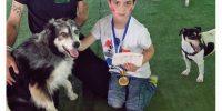פסח 2017 קייטנה בית עזרא ילד עם מדליה